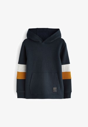 Pull à capuche bleu marine avec poche avant, rayures en bloc de couleurs blanc et moutarde sur les manches, et une petite étiquette noire près de la poche.