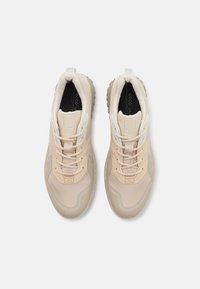 Sneakers beige con un mix di materiali lisci e testurizzati. Presentano un collo imbottito, design con lacci e suola pattern per una migliore presa.