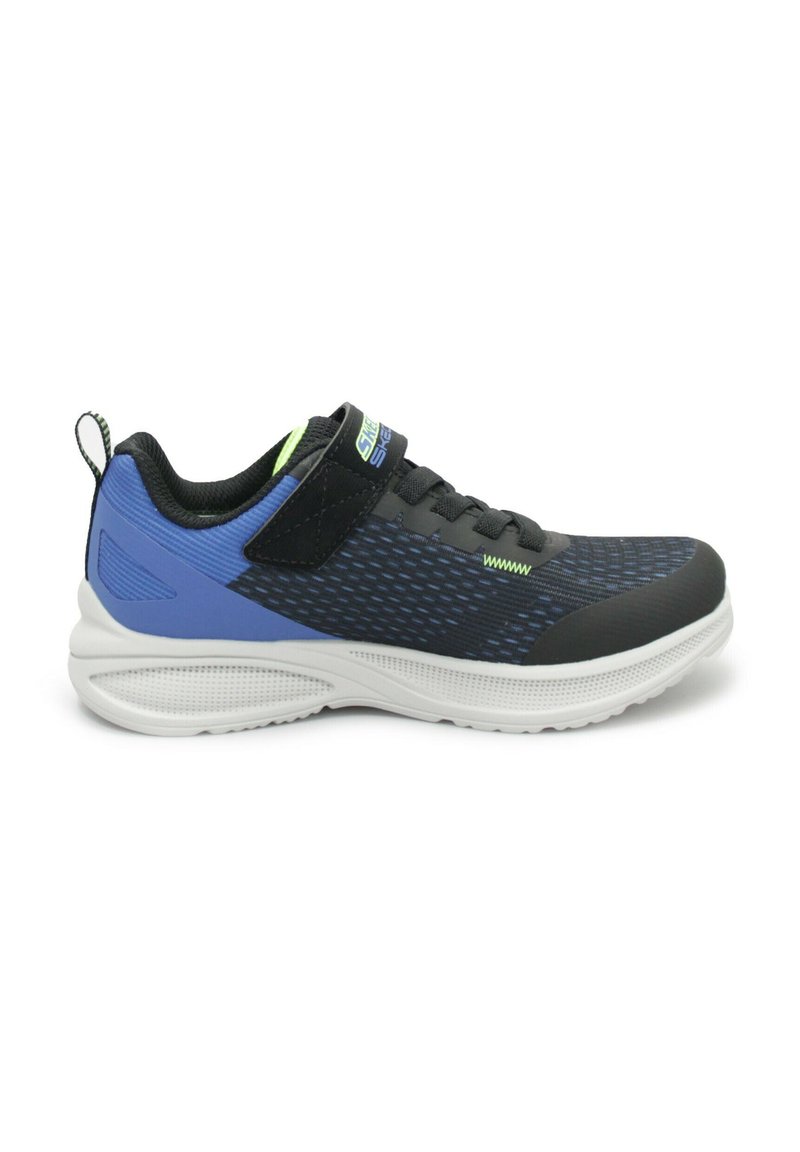 Scarpa sportiva nera e blu con tomaia in mesh, motivi testurizzati e suola bianca. Presenta una chiusura in velcro e un design con lacci per una vestibilità sicura.