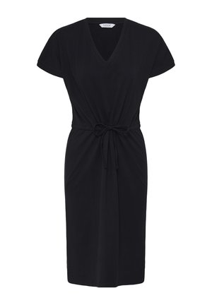 Rochie neagră până la genunchi, cu mâneci scurte, decolteu în V și cordon ajustabil în talie, pe fundal simplu.