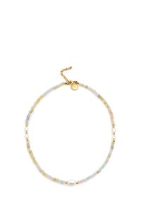 Kralenketting met pastelkleurige stenen, gouden tussenstukken en een centrale ovale parel, beveiligd met een gouden kettinghaak.