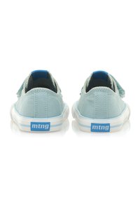 Scarpe di tela azzurro chiaro con cinturini in velcro, suole in gomma bianca e accenti blu del logo sul tallone e sulla linguetta.