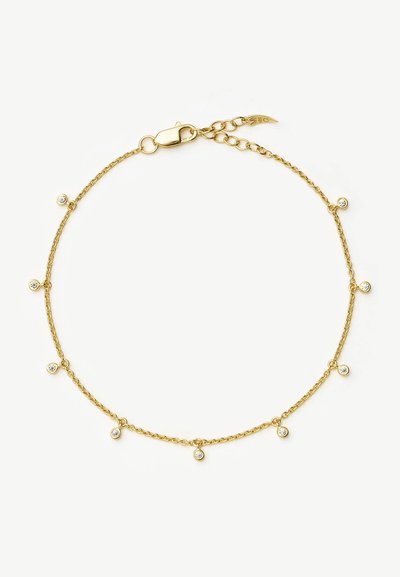 Zlatý náramok s malými, okrúhlymi, priehľadnými kamienkami rovnomerne rozmiestnenými po jeho dĺžke, s karabínkovým zapínaním.