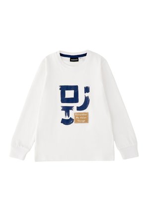 Weißes Langarmhemd mit blauen abstrakten Symbolen und einem beigen Aufnäher mit der Aufschrift "Remember My Asian Voyage" auf der Vorderseite.