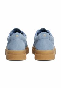 Blaue Wildleder-Sneaker mit rundem Design, sandfarbenen Gummisohlen und einem dezenten Logodetail auf der Rückseite. Glatte Textur und gepolsterter Schaft.