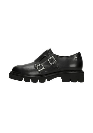 Zwarte leren schoenen met een gladde afwerking, voorzien van brede banden en twee zilveren gespen. Dikke, grof rubberen zool voor grip.