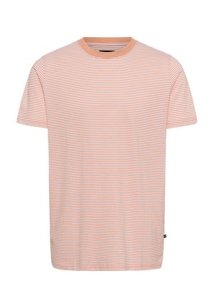 Gestreepte t-shirt in licht perzik met korte mouwen en een ronde halslijn. Heeft dunne witte horizontale strepen en een label aan de zoom.