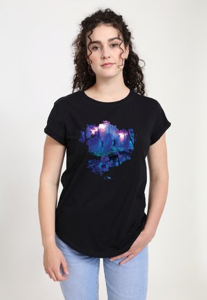 Zwarte katoenen t-shirt met een kleurrijk grafisch ontwerp in paarse en blauwe tinten, dat een boslandschap toont met figuren en lichte accenten.