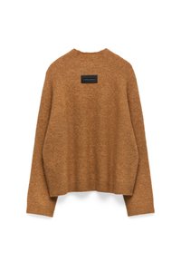 Pull en maille marron avec une finition texturée, ourlet côtelé et manches raglan. Présente une étiquette de marque noire dans le dos.