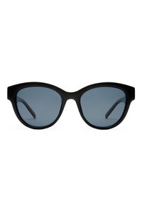 Μαύρα γυαλιά ηλίου με χοντρά πλαίσια και σκουρόχρωμους φακούς σε λευκό φόντο, θέα από μπροστά.