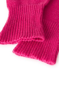 Para rękawów z prążkowanej dzianiny w intensywnym różowym kolorze, charakteryzująca się miękką teksturą, dopasowanym krojem i wykończonymi brzegami dla zwiększenia trwałości.