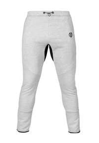 Grå sweatpants med sorte accenter, snøre i taljen, tapered ben og kontrasterende stofpaneler nær knæene. Har logo på siden.