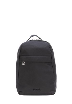 Mochila rectangular negra con asa superior, bolsillo frontal con cremallera y pequeños logotipos plateados "B" y "Bogner" en el panel frontal.