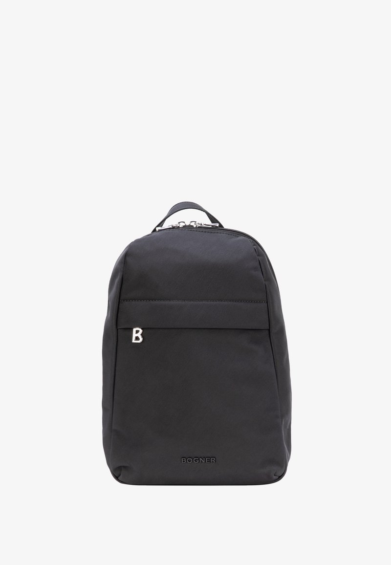 Zwarte rechthoekige rugzak met bovenste handvat, voorste ritsvak en kleine zilveren "B"- en "Bogner"-logo's op het voorpaneel.