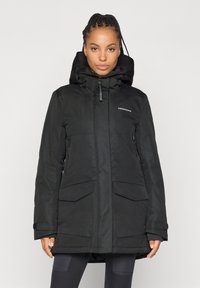 Czarny ocieplany płaszcz z kapturem, wyposażony w zamykane na suwak boczne kieszenie oraz zamek z przodu. Gładka faktura, długość do kolan.