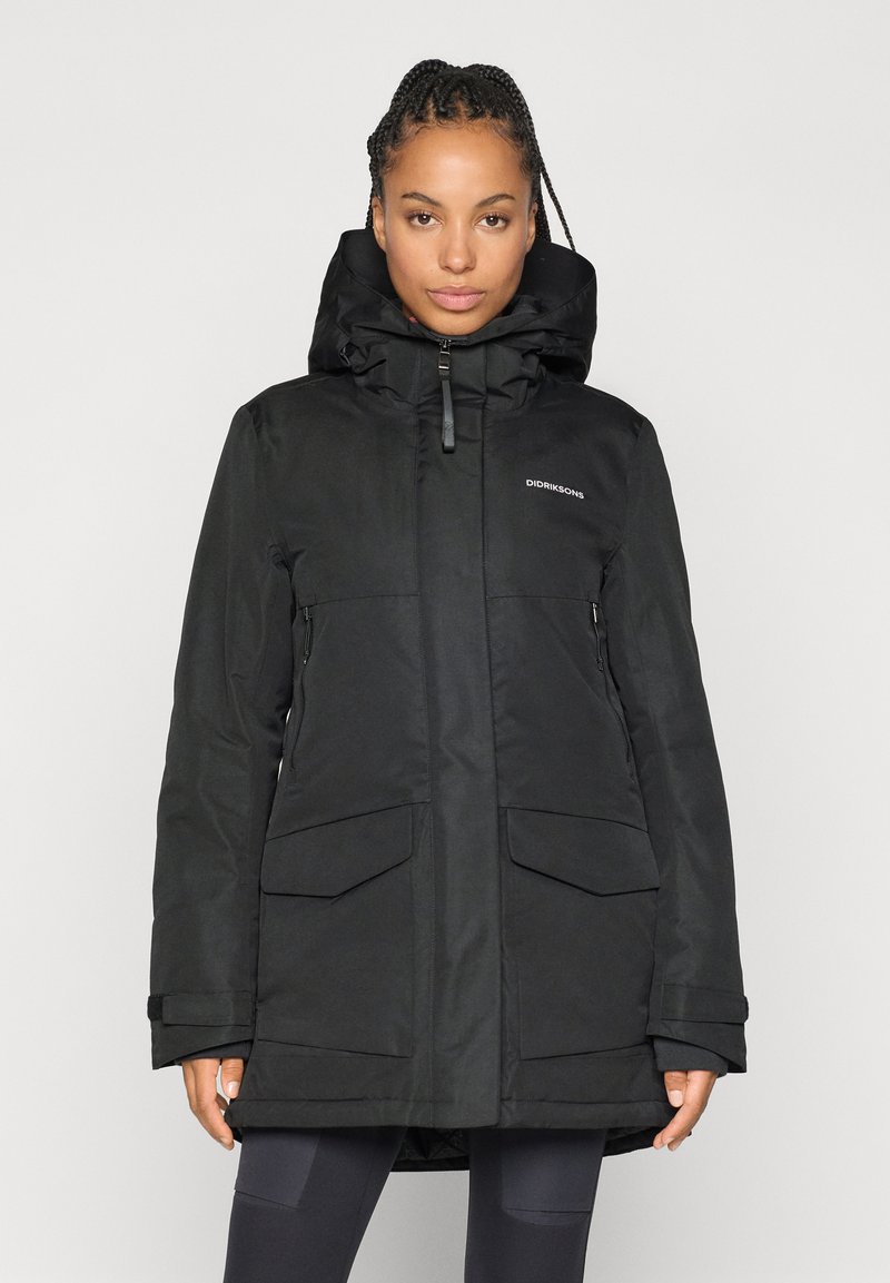 Czarny ocieplany płaszcz z kapturem, wyposażony w zamykane na suwak boczne kieszenie oraz zamek z przodu. Gładka faktura, długość do kolan.