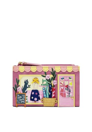 Portafoglio rosa progettato come un negozio di sartoria con gatto, manichino, rotoli di tessuto, fiori e una porta con dettagli della finestra e bordi della tenda.