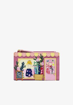 Cartera rosa diseñada como una tienda de costura con gato, maniquí, rollos de tela, flores y una puerta con detalles de ventana y remate de toldo.