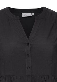 Schwarzes Hemdkleid mit Henley-Ausschnitt, kurzen Ärmeln und gerafftem Taillenbereich. Hergestellt aus einem glatten, leichten Stoff. Größenetikett sichtbar.