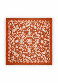 Écharpe orange ornée de motifs marins et floraux blancs, incluant des crabes et des coquillages, encadrée d'une bordure décorative et avec des bords frangés.