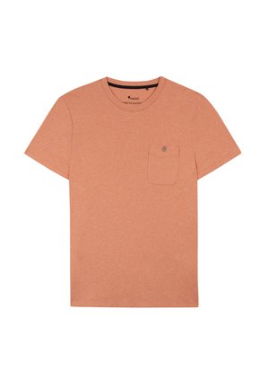 Korte mouw t-shirt in een lichte koraalkleur, gemaakt van zacht materiaal, met een borstzakje met een knoop en een klassieke ronde hals.