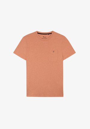 Korte mouw t-shirt in een lichte koraalkleur, gemaakt van zacht materiaal, met een borstzakje met een knoop en een klassieke ronde hals.