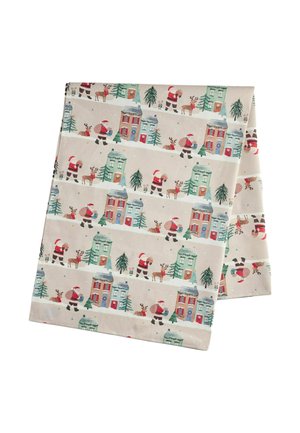 Tessuto con motivo natalizio ripetuto con Babbo Natale, renne, case innevate e pini su sfondo chiaro.