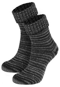 Gestrickte Socken in verschiedenen Grautönen. Dicken Rippbund, gestreiftes Muster und weiche Textur, entworfen für Wärme und Komfort.