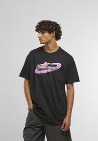 Upscale by Mister Tee SPEED LOGO  - Majica kratkih rukava s printom - black