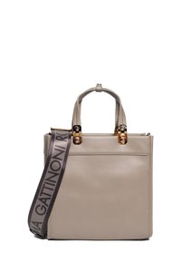 Beige leren handtas met twee bovenhandvatten en een afneembare schouderriem. Voorzien van goudkleurige hardware en een voorvak voor extra opbergruimte.