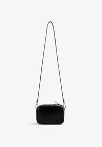 Bolso cruzado de piel negra con forma rectangular, cierre de cremallera, correa ajustable y acentos metálicos en tono dorado. Textura suave.