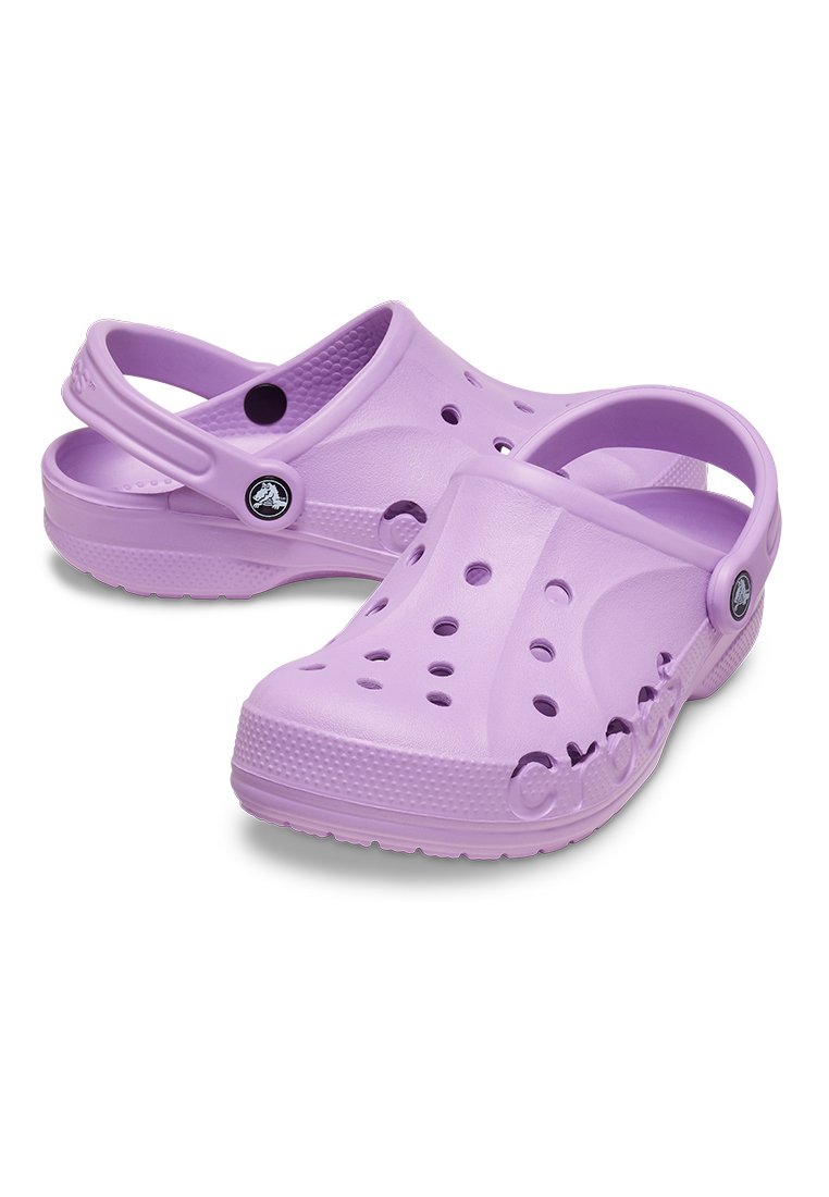 Lila Crocs Clogs aus leichtem, strapazierfähigem Material mit Belüftungslöchern, einem Riemen an der Rückseite, strukturiertem Boden und Markenlogo an der Seite.