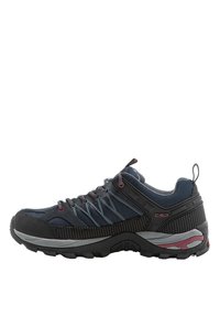 Scarpe da trail da uomo con tomaia in rete blu scuro, suola in gomma nera, dettagli rossi e superficie testurizzata. Design con lacci e tallone rinforzato.