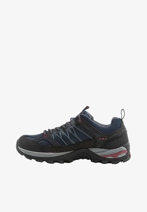 Herren Trail-Schuhe mit oberer Schicht aus dunkelblauem Mesh, schwarzer Gummisohle, roten Akzenten und einer strukturierten Oberfläche. Schnürdesign mit verstärktem Fersenbereich.