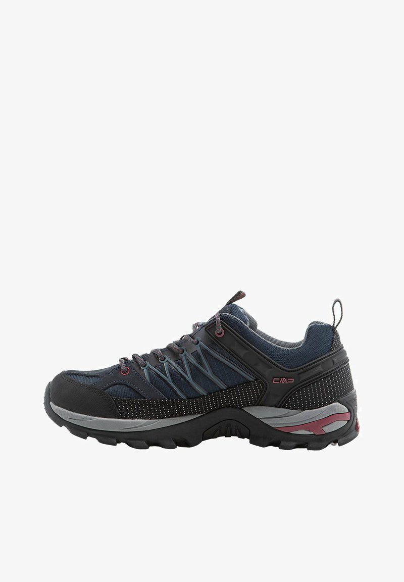 Chaussures de trail pour hommes avec une tige en mesh bleu foncé, semelle en caoutchouc noire, accents rouges et un extérieur texturé. Design à lacets avec talon renforcé.