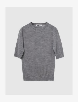 Γκρι πουλόβερ με κοντά μανίκια, πλεκτό, με λαιμόκοψη και ριμπ μανσέτες, τοποθετημένο επίπεδα σε λευκό φόντο.