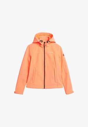 Veste softshell orange vif avec capuche, deux poches latérales et fermeture éclair. Détail du logo sur la poitrine et capuche réglable.