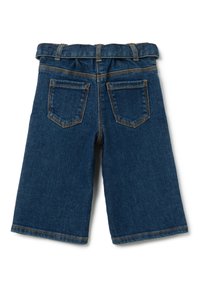 Denimshorts in donkerblauw met een ontspannen pasvorm, voorzien van een gesmokete taille en twee achterzakken met dubbele stiksels op de randen.