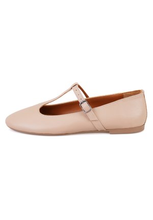 Hellbeige, Leder-Balletschuhe mit geschlossener Zehenpartie, verstellbarem Riemen und niedrigem Profil. Das Innere ist braun und hat eine glatte Textur.