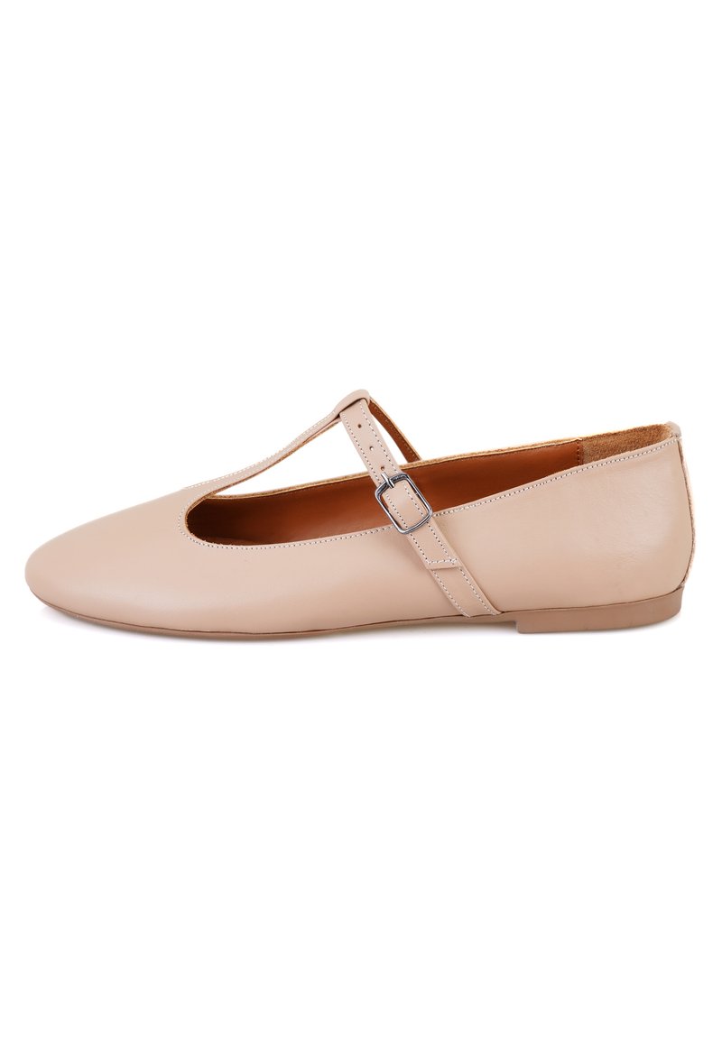 Licht beige, leren ballerina met een gesloten teen, een verstelbare band en een laag profiel. De binnenkant is bruin met een gladde textuur.