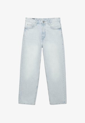 Jean bleu clair taille haute à jambes droites avec bouton et fermeture éclair à l'avant, passants pour ceinture, et design à cinq poches sur fond blanc.