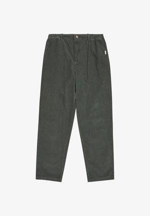 Pantaloni in corduroy verde con una vestibilità rilassata, dotati di chiusura a pulsante, cintura elastica e tasche laterali. Tessuto testurizzato con righe verticali.