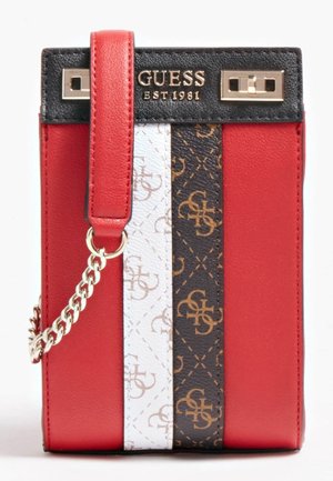 Rode, witte en bruine Guess crossbody tas met gouden logo, kettingband en leren accenten, met het Guess monogram patroon.