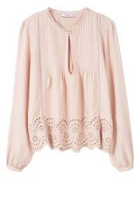Blusa rosa chiaro con maniche lunghe, scollatura a chiave, tessuto testurizzato, dettagli a righe e orlo in pizzo scallop con motivi floreali ritagliati.
