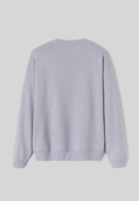Sweatshirt gris clair avec un col rond, des manches longues et des poignets et un ourlet côtelés. Texture lisse, il présente un design simple sans embellissements.