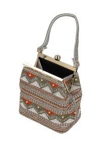 Gyöngyözött kézitáska krém, narancs és ezüst színekben, geometrikus mintával. Aranyszínű fémkerettel és egyetlen texturált fogantyúval rendelkezik.
