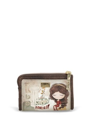 Brązowy i beżowy portfel z suwakiem, z rysunkiem kreskówkowej dziewczynki z zamkniętymi oczami oraz napisem "Poznaj siebie".