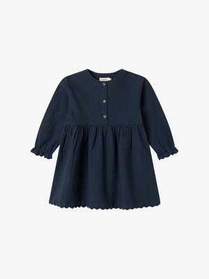 Morsko plava haljina s dugim rukavima, dugmadi na prednjoj strani i nabranoj suknji. Ima izrezani donji rub i teksturirani materijal. Idealna za djecu.
