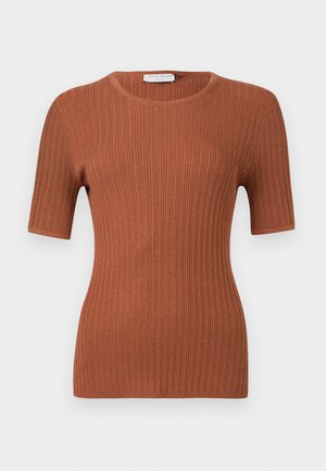 Soonikkoes lühikeste varrukatega topp roostepunases toonis, ümar kaelusega, keha järgi istuva lõike ja peene tekstuuriga.