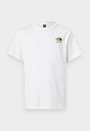 Wit T-shirt met korte mouwen en ronde hals, met een klein zwart-goud North Face 1990-logo op de linkerborst.